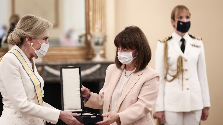 H Κατερίνα Σακελλαροπούλου βράβευσε τη Μαριάννα Βαρδινογιάννη