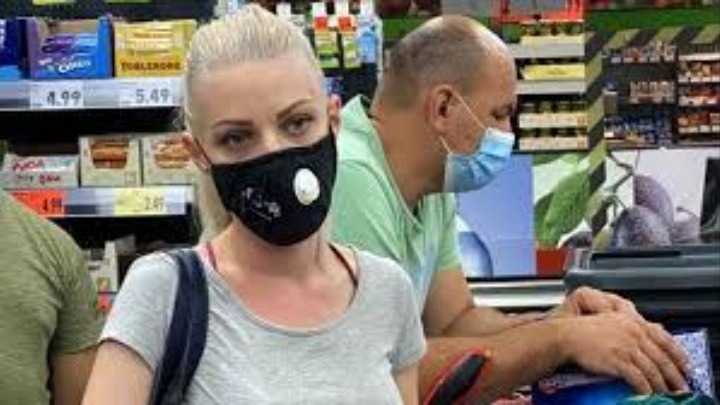 Η μια μετά την άλλη οι ευρωπαϊκές χώρες ενισχύουν τα μέτρα προστασίας καθώς αυξάνονται τα κρούσματα της Covid-19