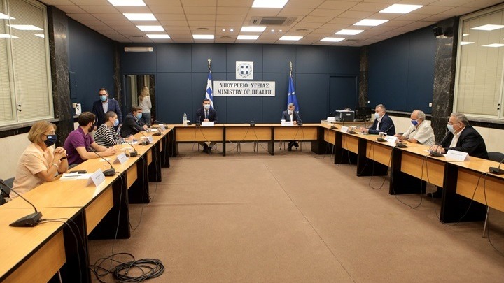 Κικίλιας και Τσιόδρας ενημέρωσαν τους εκπροσώπους των κομμάτων της αντιπολίτευσης για τις εξελίξεις για τον κορονοϊό