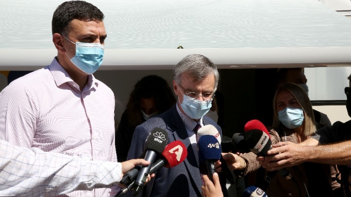 Κικίλιας και Τσιόδρας στο κέντρο της Αθήνας όπου πραγματοποιούνται τεστ κορονοϊού