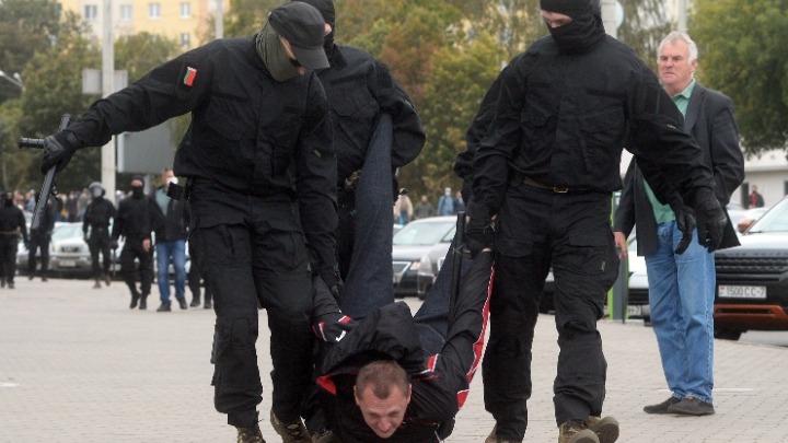 Λευκορωσία: Διαδηλώσεις κατά του Λουκασένκο – Συλλήψεις και δακρυγόνα από την αστυνομία