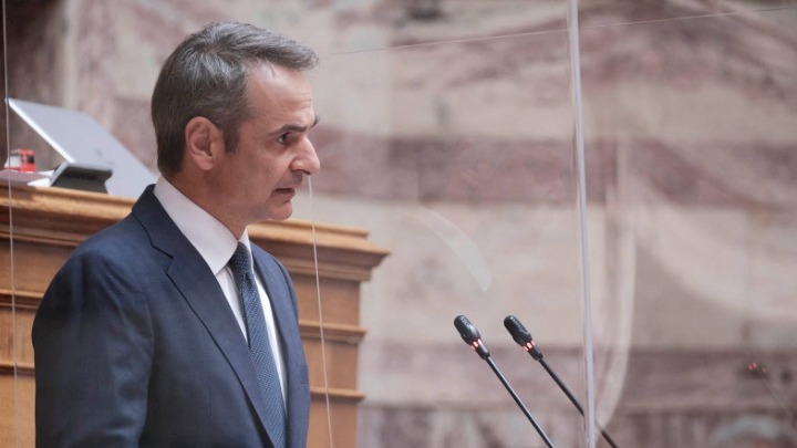 Με ομιλία του πρωθυπουργού ξεκίνησε η προ ημερησίας συζήτηση στη Βουλή για τις συνέπειες της COVID-19