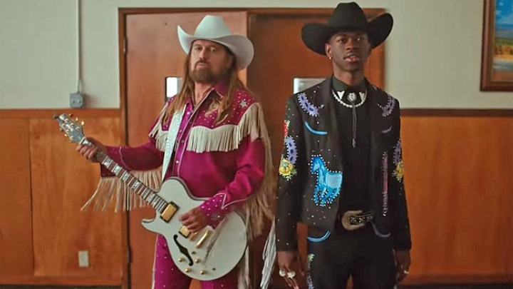Ο Lil Nas X ανήγγειλε βιβλίο για «κάθε εκπληκτικό παιδί που τραγούδησε μαζί του το «Old Town Road»