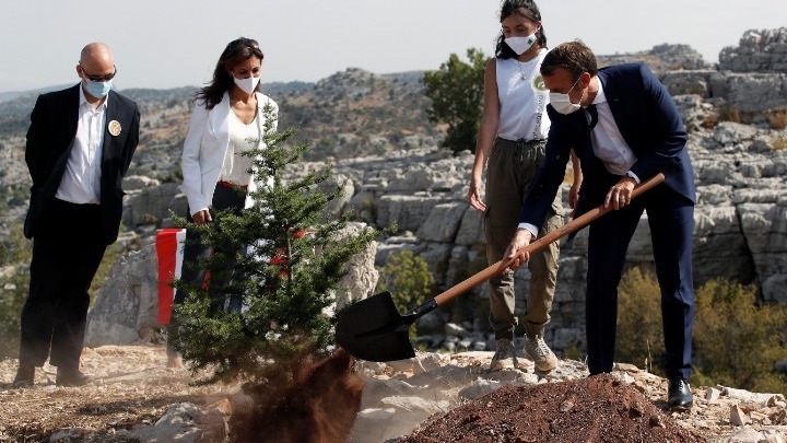 Ο Μακρόν φυτεύει έναν κέδρο για τα 100 χρόνια από την ανακήρυξη του Κράτους του Μείζονος Λιβάνου