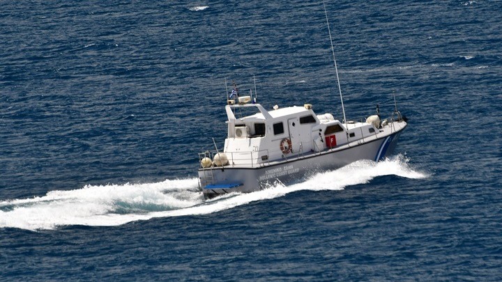 Ολοκληρώθηκε η επιχείρηση ρυμούλκησης στο λιμάνι της Παλαιόχωρας σκάφους που μετέφερε μετανάστες