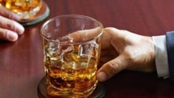 Βρετανία: Εκτόξευση θανάτων, αριθμοί ρεκόρ 20ετίας που συνδέονται με το αλκοόλ στη διάρκεια των καραντίνων