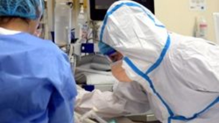 Περισσότερα από 30,51 εκατομμύρια κρούσματα και 949.791 θάνατοι από τον COVID-19