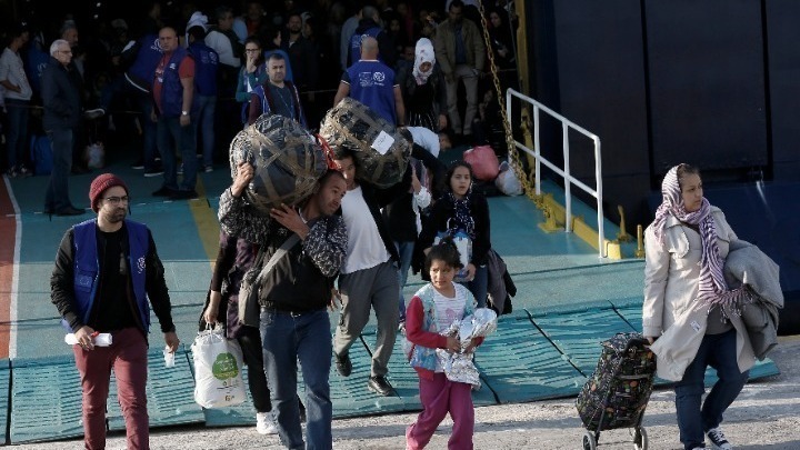 Περισσότεροι από 900 αναγνωρισμένοι πρόσφυγες μεταφέρονται στην ηπειρωτική Ελλάδα