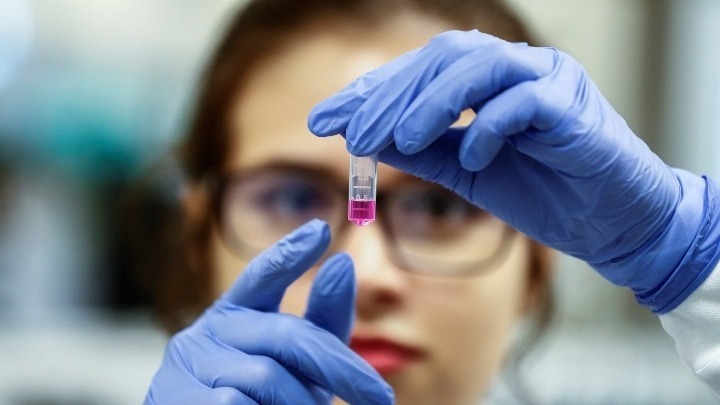 Pfizer και BioNTech προτείνουν να διευρύνουν τις δοκιμές του εμβολίου σε 44.000 εθελοντές