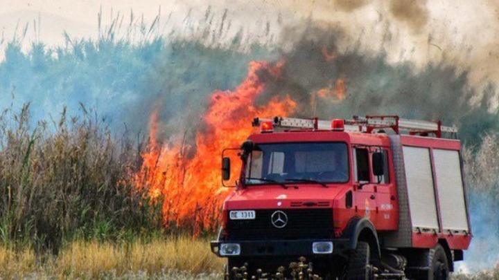 Πυρκαγιά στα Καλύβια Αττικής – Μεγάλη κινητοποίηση της Πυροσβεστικής