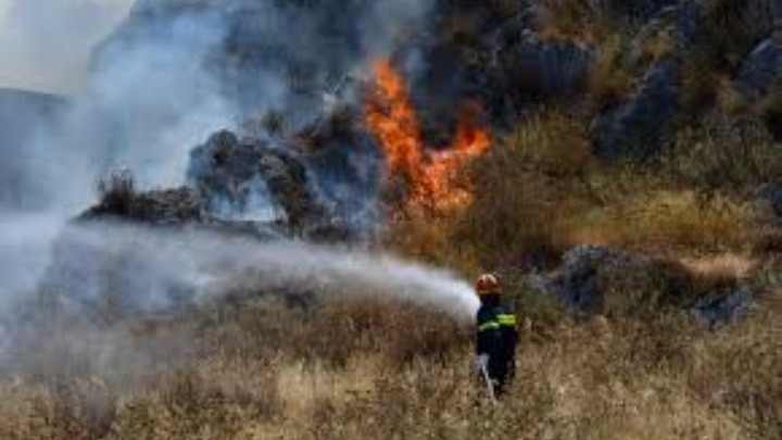 Ηράκλειο: Πυρκαγιά στην Αγ. Βαρβάρα – Δυσκολεύουν το έργο της πυρόσβεσης οι δυνατοί άνεμοι