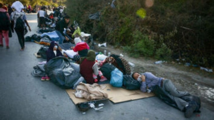 Στο Καρά Τεπέ μεταφέρονται σκηνές για τους χιλιάδες πρόσφυγες της Μόριας