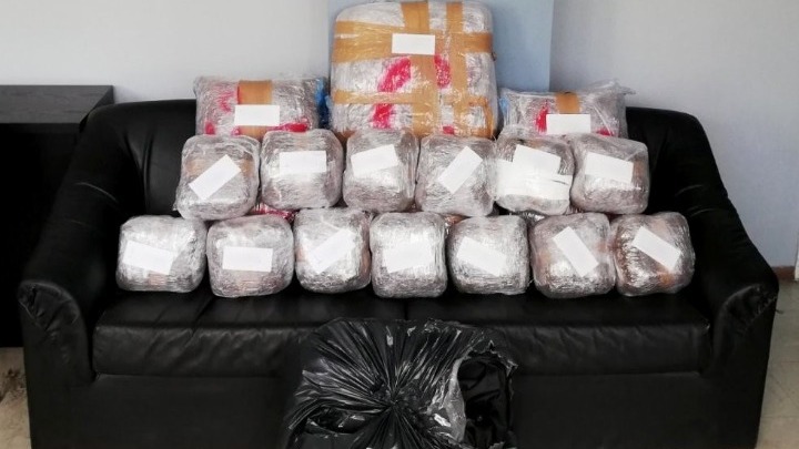 Συνελήφθη αλλοδαπός που μετέφερε με Ι.Χ. 34 κιλά ακατέργαστης κάνναβης