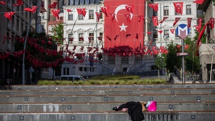 Τα αρνητικά πραγματικά επιτόκια ωθούν τους Τούρκους στο χρηματιστήριο ενώ φεύγουν οι ξένοι επενδυτές