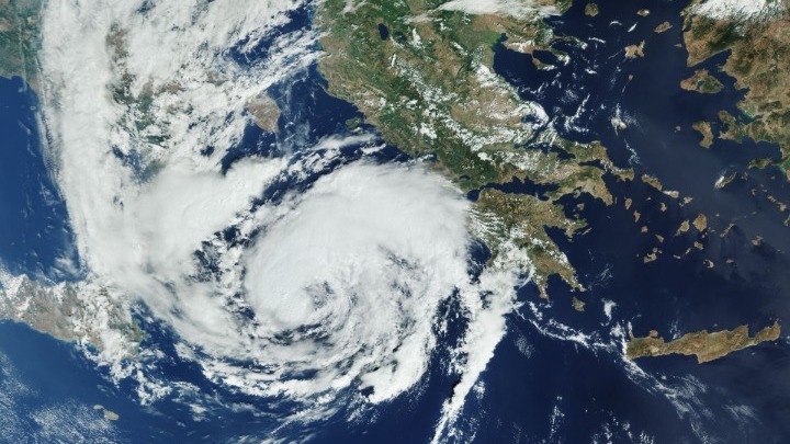 Θα συνεχιστεί η κακοκαιρία το Σάββατο – Εντυπωσιακή δορυφορική φωτογραφία του «Ιανού»