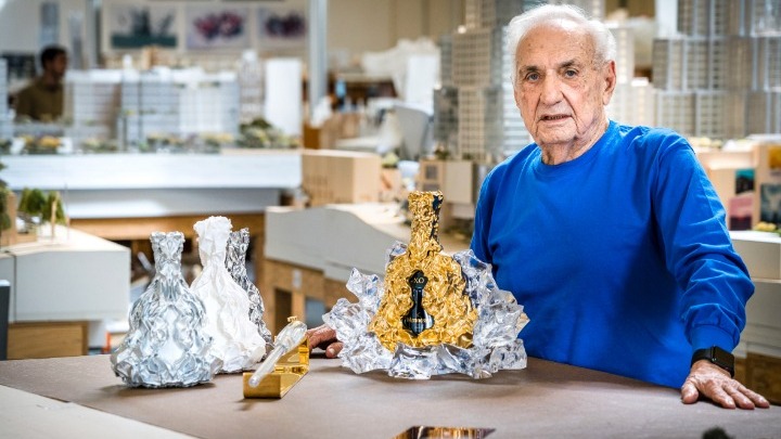 Τσαλακωμένη χρυσή φιάλη από τον Φρανκ Γκέρι για ένα ιστορικό κονιάκ
