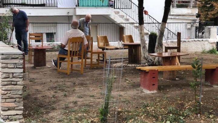 «Υιοθέτησαν» εγκαταλελειμμένο οικόπεδο του δημοσίου και το μετέτρεψαν σε υπαίθριο καφενείο