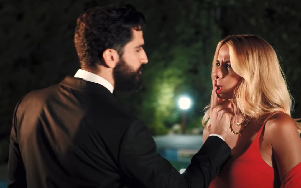 Ο Ατζαράκης τα «σπάει» στην παρωδία του The Bachelor (vd)