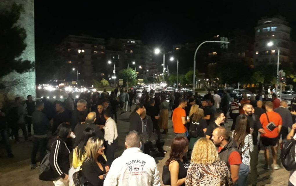 Θεσσαλονίκη: Μεταμεσονύκτια συγκέντρωση διαμαρτυρίας από καταστηματάρχες και υπαλλήλους της εστίασης (pics&vds)