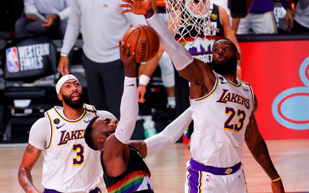 NBA: Ντέιβις και Λεμπρόν οδηγούν τους Λέικερς στους τελικούς