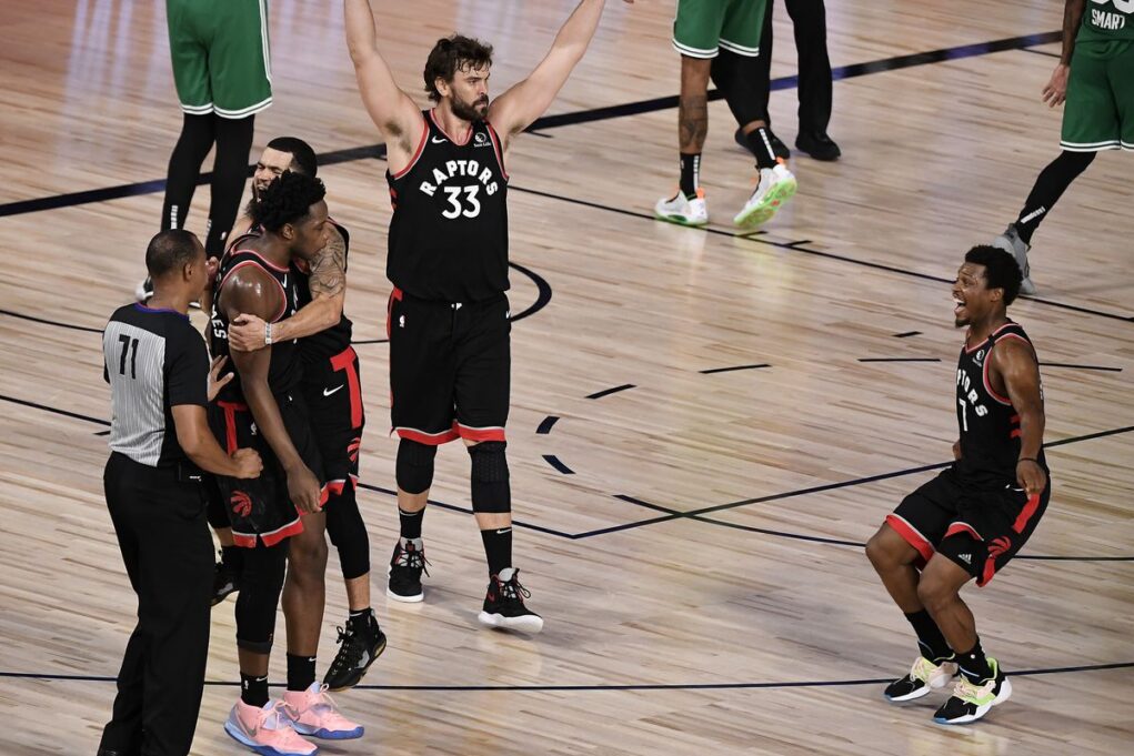 NBA: Σε «νεκρό» χρόνο έμειναν ζωντανοί οι Ράπτορς, «με το δεξί» οι Κλίπερς