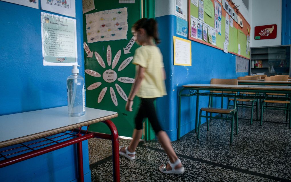 Μοσχάτο: Καθηγητής κατηγορείται για σεξουαλική παρενόχλησε σε 11χρονη (vid)