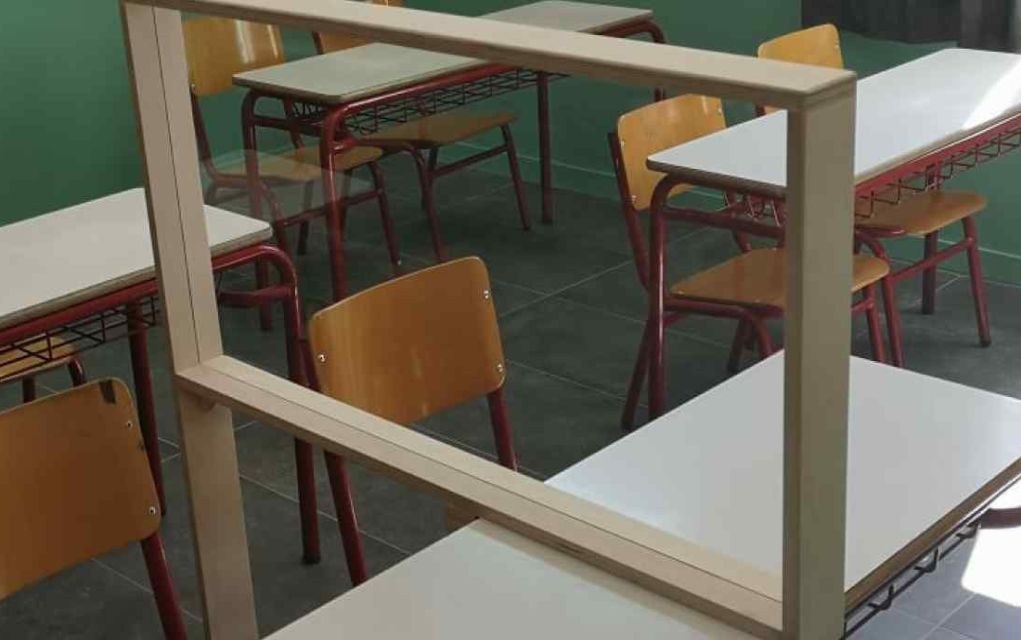 Δήμος Ραφήνας – Πικερμίου: Τοποθετήθηκαν πλεξιγκλάς στα θρανία των σχολείων