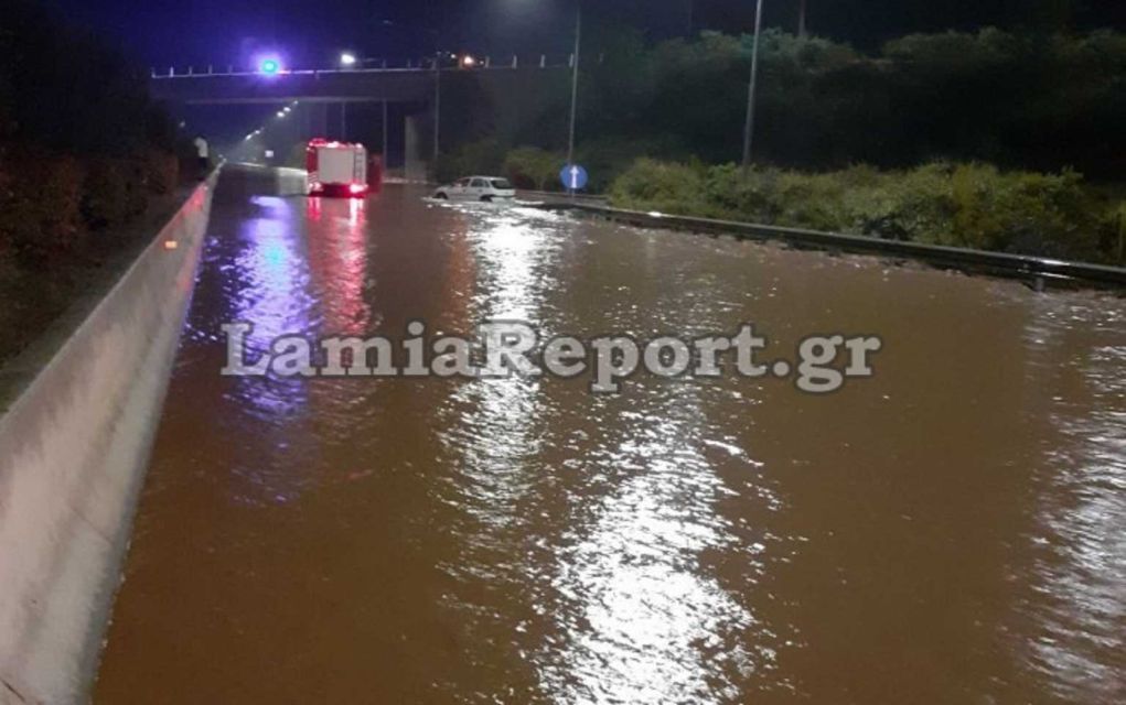 Θρίλερ στον Αλμυρό Βόλου: Τρεις εγκλωβισμένοι από την κακοκαιρία