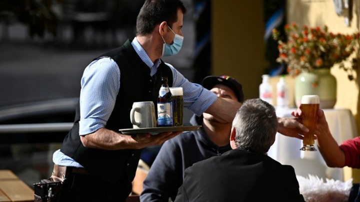 Bild: Η  Μέρκελ θέλει να κλείσουν όλα τα μπαρ και τα εστιατόρια λόγω COVID-19