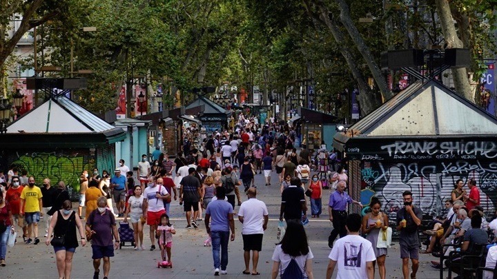 Η Καταλονία κλείνει μπαρ και εστιατόρια για 15 ημέρες