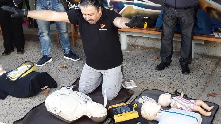 Με απινιδωτές εξοπλίστηκαν πολυσύχναστα σημεία της πόλης
