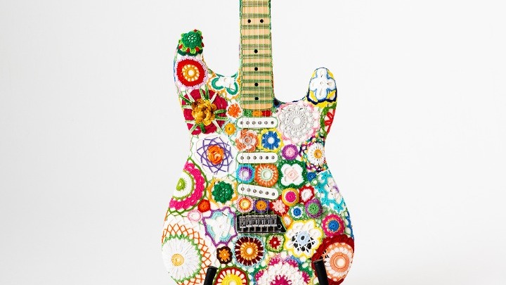 Πολύχρωμη θήκη με βελονάκι για μια Stratocaster