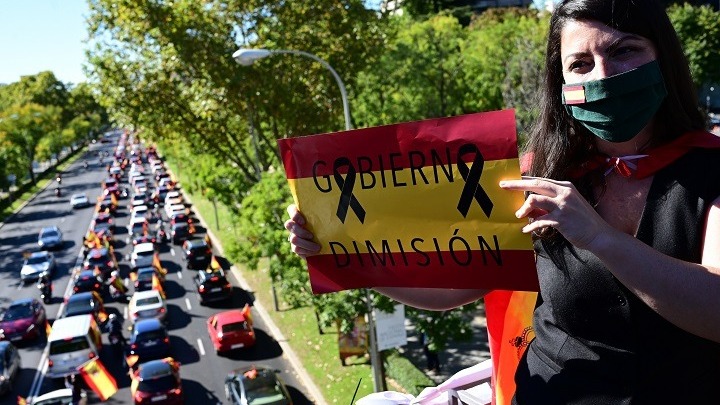 Αντικυβερνητικές διαδηλώσεις κατά της καραντίνας στη Μαδρίτη μετά το κάλεσμα του ακροδεξιού κόμματος Vox