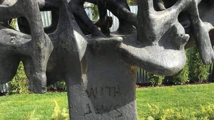 “Αυτό δεν μπορεί να γίνει ανεκτό”, τονίζει το Παγκόσμιο Εβραϊκό Συνέδριο, με αφορμή τον βανδαλισμό στο Μνημείο Ολοκαυτώματος