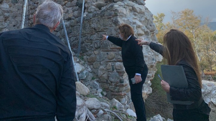 Αυτοψία της υπουργού Πολιτισμού Λ. Μενδώνη στον Πύργο Φονιά στη Σαμοθράκη
