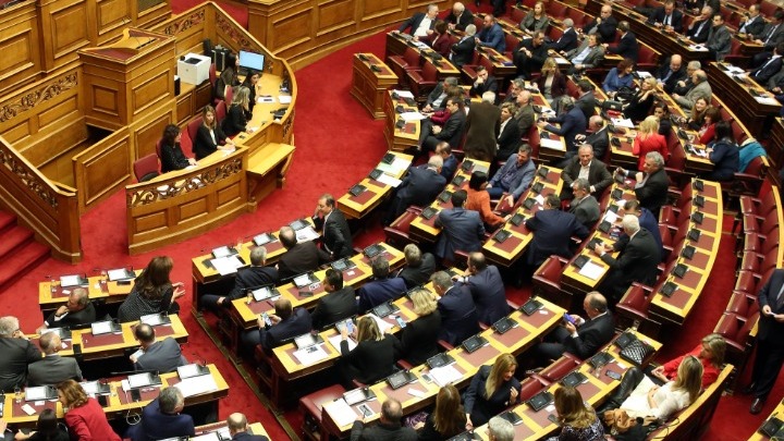 Βουλή: Κατατέθηκε το νομοσχέδιο για την επίσπευση της συζήτησης των αιτήσεων ρύθμισης οφειλών υπερχρεωμένων νοικοκυριών