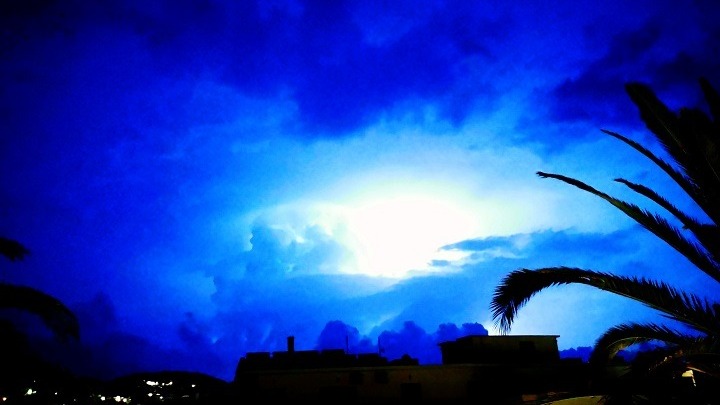 «Βροχή» από 3.800 κεραυνούς στα νότια και μεγάλα ύψη βροχοπτώσεων σήμερα στην Κρήτη