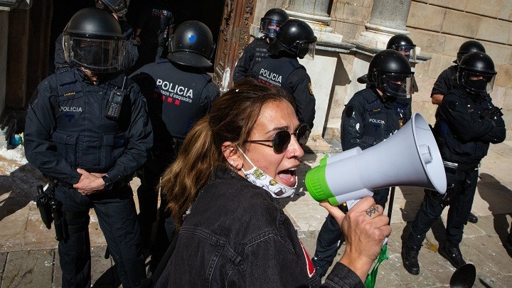 Covid-19: Διαδήλωση στην Καταλονία κατά του κλεισίματος των μπαρ και των εστιατορίων