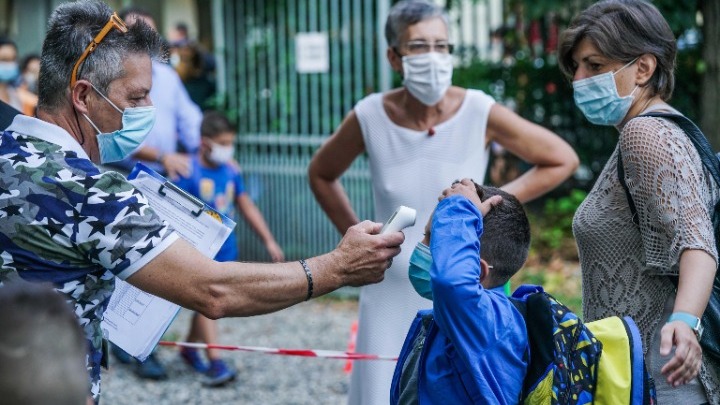 Covid-19: Οι ασθενείς μολύνουν σχεδόν τα μισά μέλη της οικογένειάς τους, σύμφωνα με μελέτη