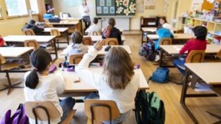 Δεν υπάρχει ξεκάθαρη σχέση ανάμεσα στο άνοιγμα των σχολείων και την αύξηση των κρουσμάτων Covid-19