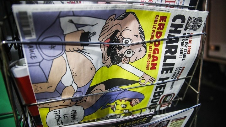 Διαφωνούντες με τα σκίτσα της Charlie Hebdo για τον προφήτη Μωάμεθ συγκεντρώθηκαν έξω από τη γαλλική πρεσβεία στη Μόσχα