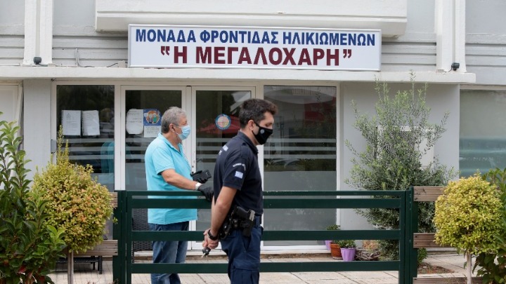 Διακομίστηκαν σε Νοσοκομεία πέντε ηλικιωμένοι από Οίκο Ευγηρίας της Γλυφάδας, όπου εντοπίστηκαν δέκα κρούσματα