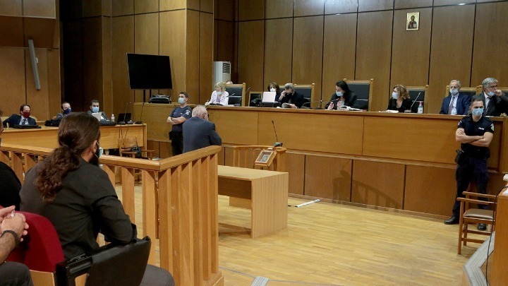 Δίκη Χρυσής Αυγής: Ο πατέρας του Μπαρμπαρούση κατέθεσε ως μάρτυρας στο δικαστήριο