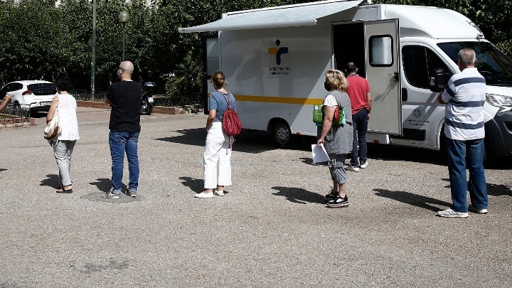 ΕΟΔΥ: 23 κρούσματα covid-19 σε σύνολο 2.419 τεστ στην πλατεία της Νέας Σμύρνης