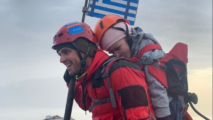 «Ένιωσα ο πιο ευτυχισμένος άνθρωπος του κόσμου», λέει στο ΑΠΕ-ΜΠΕ ο Μ. Γιαννάκου, ο οποίος κουβάλησε στην κορυφή του Ολύμπου την 22χρονη Ελευθερία