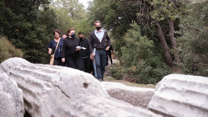 Επίσκεψη του Κ. Μητσοτάκη στο Κάστρο της Χώρας στην κορυφή του λόφου του ομώνυμου, σύγχρονου οικισμού της Σαμοθράκης