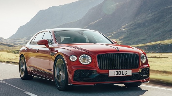 Η Bentley εξοπλίζει την Flyig Spur με V8 κινητήρα
