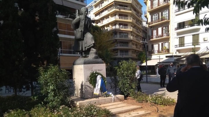 Κατάθεση στεφάνων στο άγαλμα της Γυναίκας της Πίνδου από πολίτες