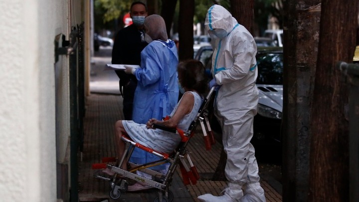 Κατεπείγουσα εισαγγελική έρευνα για τα κρούσματα στο γηροκομείο στον Άγιο Παντελεήμονα