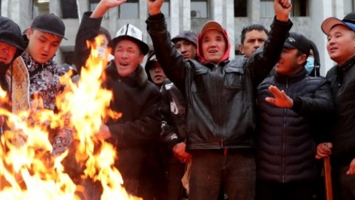 Κιργιστάν: Ο πρόεδρος Ζεενμπέκοφ δήλωσε έτοιμος να παραιτηθεί προκειμένου να τερματιστεί η κρίση